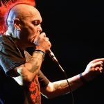 El inoxidable Wattie Buchan, la última figura del punk, que a los 67 años vive al límite y sobrevivió cinco infartos