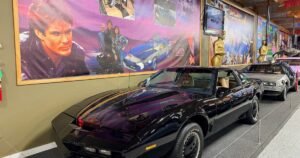 Un auto réplica del «Auto Fantástico» fue multado por exceso de velocidad a pesar que está en un museo
