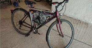 Creó su propia bicicleta eléctrica usando un motor de lavadora y puede viajar a 110 km por hora