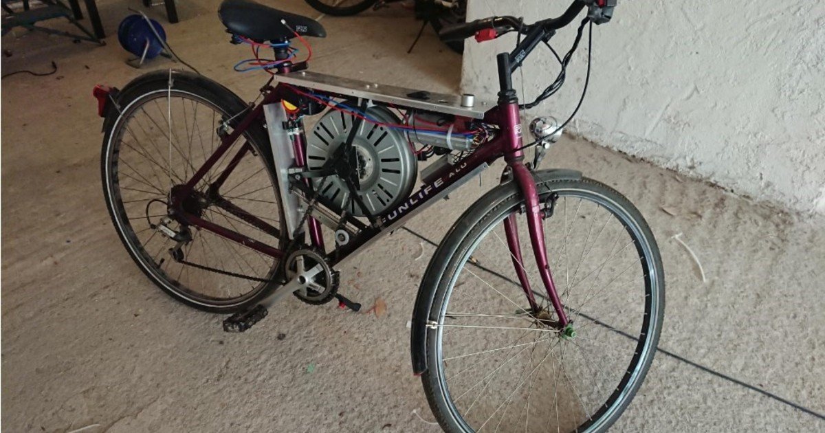 Creó su propia bicicleta eléctrica usando un motor de lavadora y puede viajar a 110 km por hora
