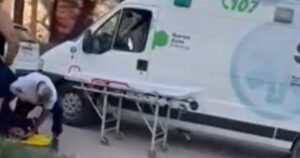 Chascomús: un vecino atacó a un chico de 15 años al que estaban por subir a una ambulancia después de sufrir un choque y murió