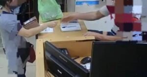 Una docente le robó la tarjeta de débito a una compañera y le gastó más de 300 mil pesos, pero la descubrieron