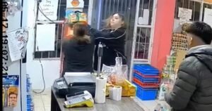 Fue a reclamar a un almacén de barrio por una supuesta mala atención y derivó en una brutal pelea con la empleada del local