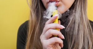 Alerta de cardiólogos y pediatras tras la autorización del vapeo en Argentina y sus efectos en la salud