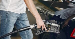 Tensión por la gasolina en California: Newsom rechaza suspender impuestos mientras el precio supera los 6 dólares