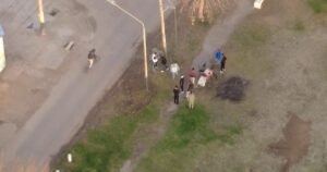 Un drone captó el momento en que una banda vendía droga en una plaza de Rosario
