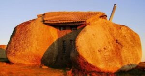 Las casas dentro de rocas naturales que se volvieron símbolo de arquitectura sustentable