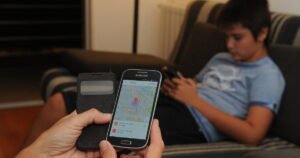 ¿Está bien revisar el celular de los hijos? 5 claves para protegerlos sin invadir su privacidad
