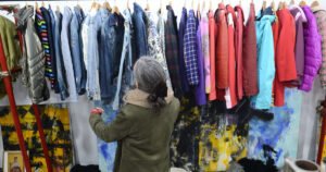 Moda circular, en problemas: la inesperada competencia que le surgió a la ropa usada