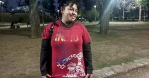 «Vivir solo cuesta vida»: la frase en la remera del Indio que une a dos hermanos y un papá más allá de la sangre