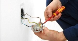 Salarios en EE.UU.: cuánto gana un electricista en Alaska este 2026