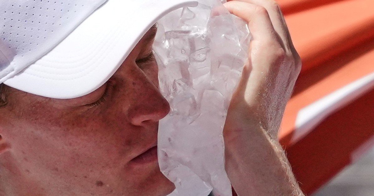 Jannik Sinner pasó por el hospital para saber qué le ocurrió tras su inesperada caída ante Juan Manuel Cerúndolo en Roland Garros