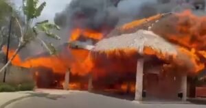 Se incendió un hotel de lujo en una playa de República Dominicana: los impactantes videos