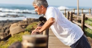 El cerebro hace un mayor esfuerzo para mantener el equilibrio con la edad, según un estudio