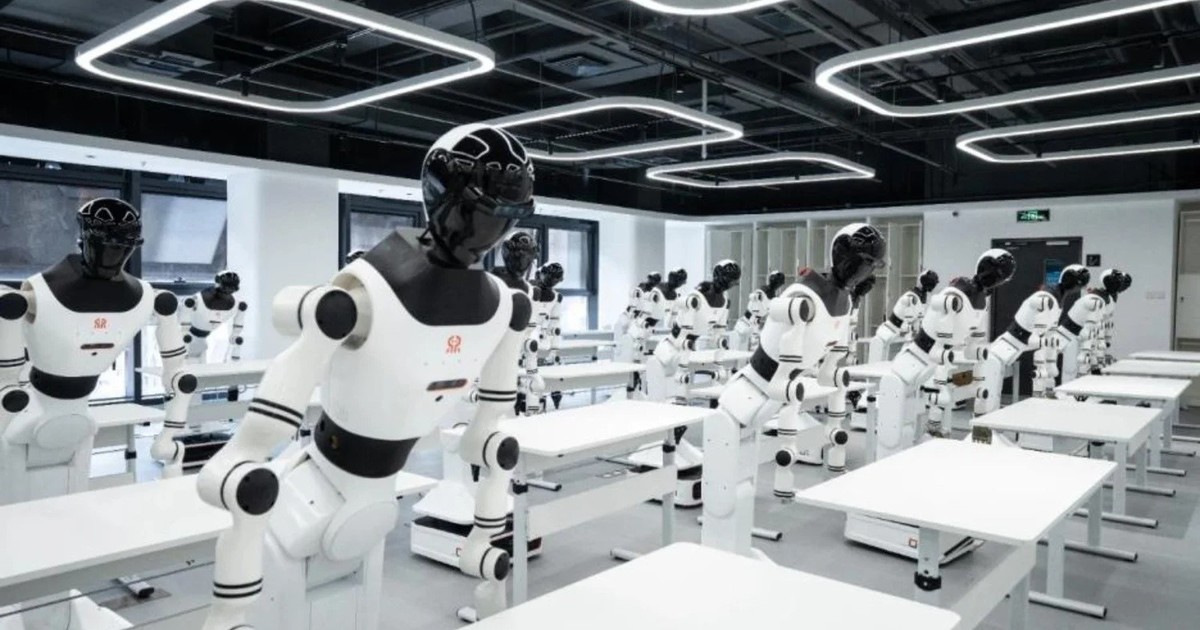 Mientras el mundo habla de inteligencia artificial capaz de escribir o programar, China está apostando por otra carrera mucho más compleja: enseñar a robots humanoides a trabajar en entornos reales mediante entrenamiento físico constante
