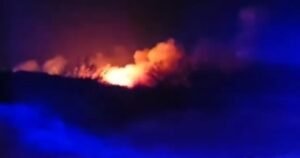 Incendio forestal fuera de control: arrasa más de 200 hectáreas y avanza hacia un parque solar