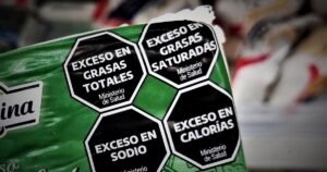 Ley de etiquetado frontal: los consumidores dicen que los octógonos sirven para informarse, pero que los miran poco al comprar