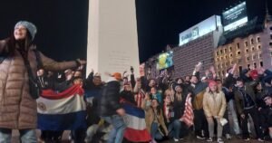 ¡Toikove Paraguái!: cientos de paraguayos celebraron en el  Obelisco «el triunfo más importante de la historia» en el Mundial 2026