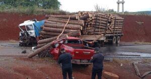 Un joven de 18 años amenazó a su novia, le robó la camioneta al suegro, chocó y mató a dos personas