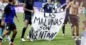 Un exasesor de Margaret Thatcher pidió sanciones contra los futbolistas argentinos de la Premier League por la bandera de Malvinas y el Gordo Dan salió a cruzarlo