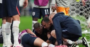 La insólita caída de Jordan Henderson: quiso festejar la clasificación de Inglaterra y tuvo que ser retirado en camilla del Azteca