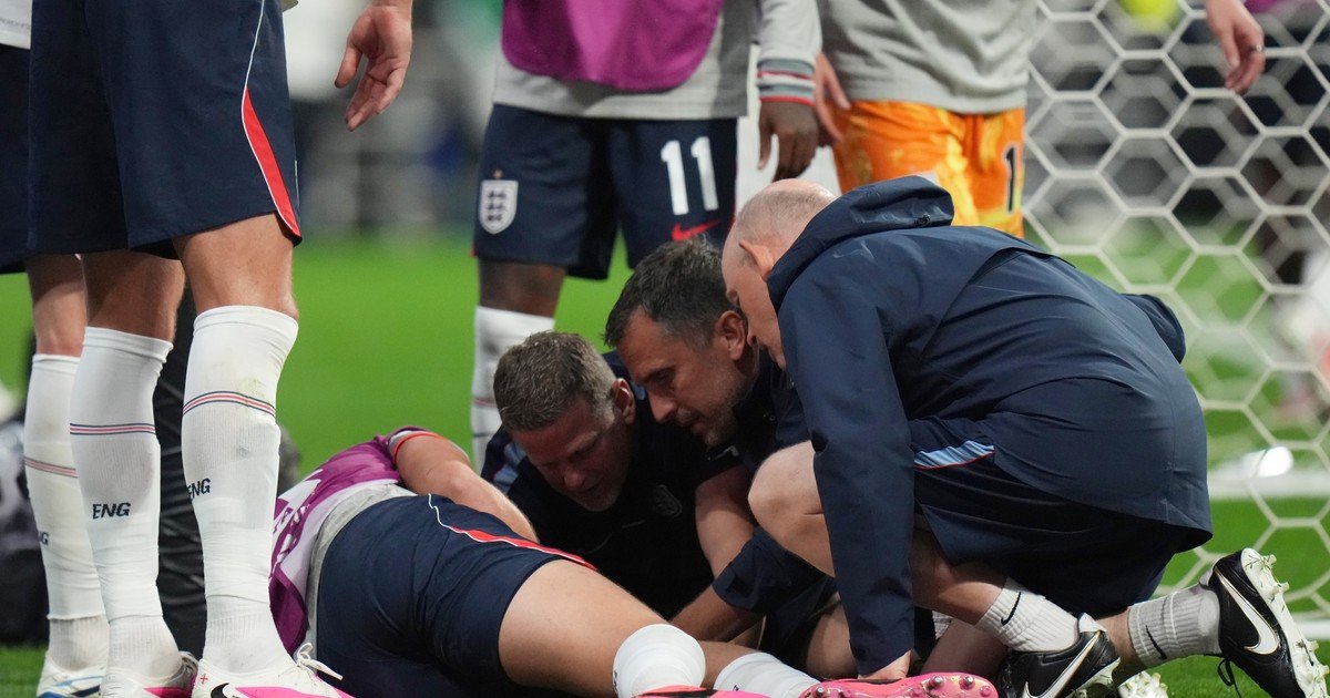La insólita caída de Jordan Henderson: quiso festejar la clasificación de Inglaterra y tuvo que ser retirado en camilla del Azteca