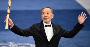 Haruki Murakami, escritor japonés: «Lo importante no es encontrar a alguien perfecto, sino aprender a ver perfectamente a una persona imperfecta»