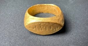 Hallaron dos anillos de oro realizados hace 2.000 años durante una excavación en Tailandia