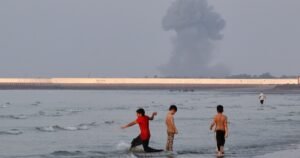 Irán y Estados Unidos se atacan por el control de Ormuz y el cruce de barcos por el Estrecho cae al mínimo
