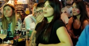 Ingleses en Buenos Aires: de gritarle el gol en la cara a la única argentina en un bar al silencio atroz