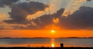 A solo 120 kilómetros de Buenos Aires: el pueblo con una laguna enorme y uno de los atardeceres más lindos de la provincia