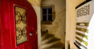 Horror en Francia: detuvieron a la mujer que tenía los restos de cinco bebés muertos dentro de una caja