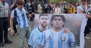 Franco Colapinto, en modo Mundial: llegó al paddock del GP de Bélgica con la camiseta de Julián Alvarez y una bandera de Messi y Maradona