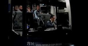 La Selección vuela hacia la Argentina sin Messi: la caminata solitaria de un Scaloni emocionado y una despedida triste