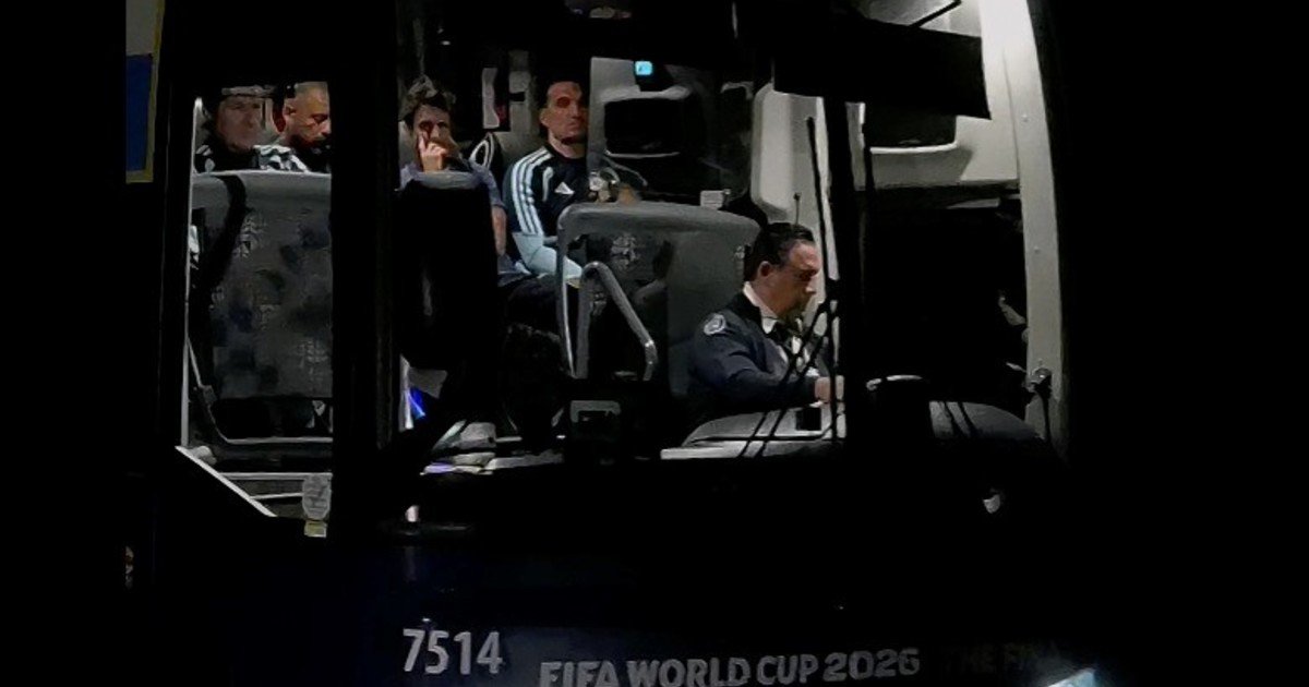 La Selección vuela hacia la Argentina sin Messi: la caminata solitaria de un Scaloni emocionado y una despedida triste