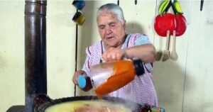 A los 75 años siguen sus recetas en YouTube 5 millones de personas: «Hay que echarle ilusión a la vida, si no, estás acabado»