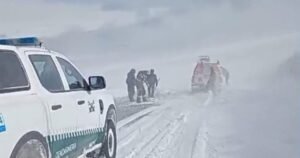 Histórica tormenta de nieve en Catamarca deja varados a cuatro trabajadores en la puna: desesperado operativo de emergencia