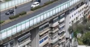 La increíble autopista suspendida que pasa por encima de una docena de edificios de departamentos