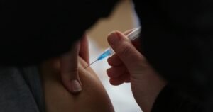 La OPS y The Lancet proponen un cambio clave en la vacuna del Covid a tres años del fin de la pandemia
