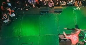 Dos bailarines cayeron del escenario durante un concurso de K-Pop en La Plata