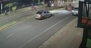 Hacía «wheelie» con la moto, mató a un soldado y escapó: fue detenido por una publicación en redes sociales