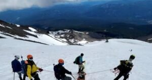 Rescatan con vida a una joven de 31 años que cayó a 457 metros de altura mientras escalaba el monte Shasta: «De buen ánimo y consciente»