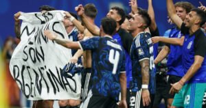 El detrás de escena de la bandera de «Malvinas argentinas» a los jugadores de la Scaloneta y la reivindicación de Tagliafico: «Más que decir, hacer»