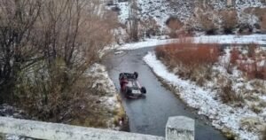 Un auto despistó en una ruta con aguanieve, cayó a un arroyo y murió una nena de 9 años