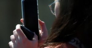 Mayoría de edad digital: la nueva ley de Francia reaviva el debate por cuándo darles acceso a las redes a los chicos