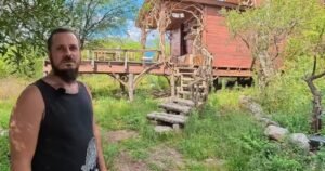 Samit, 40 años, dejó la ciudad para construir una casa vikinga de madera en medio del bosque: «Es la mejor inversión que podés hacer»