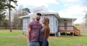 Dejaron todo en Florida, se mudaron a Texas y construyeron una casa autosuficiente con dos contenedores marítimos sin tener experiencia: «El objetivo es ser autosuficientes»