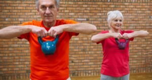 Los entrenadores coinciden: «A los 60, en vez de caminar 20 minutos, es mucho más eficaz hacer ejercicios como sentadilla con silla o flexiones en la encimera de la cocina»