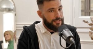 Toni Noguera, experto en tecnología: “Dejar el móvil en el coche al sol es un riesgo; los fabricantes advierten que a partir de 35 grados la batería puede degradarse y hasta explotar”
