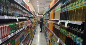 En julio se desaceleró la caída del consumo en supermercados: ¿cambia la tendencia?